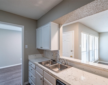 808 Treadwell Court - Photo Thumbnail 13
