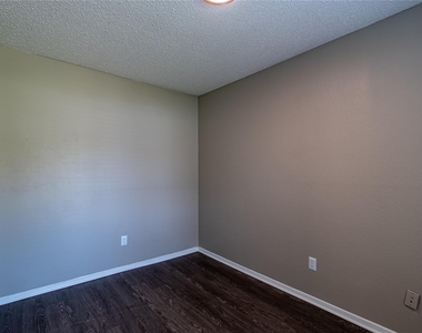 808 Treadwell Court - Photo Thumbnail 7