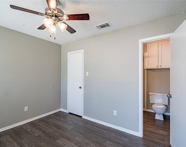 808 Treadwell Court - Photo Thumbnail 18