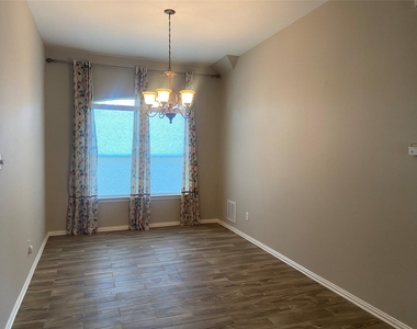 302 Crabapple Drive - Photo Thumbnail 4