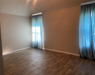 302 Crabapple Drive - Photo Thumbnail 11