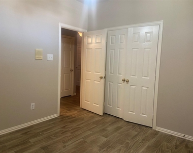302 Crabapple Drive - Photo Thumbnail 18
