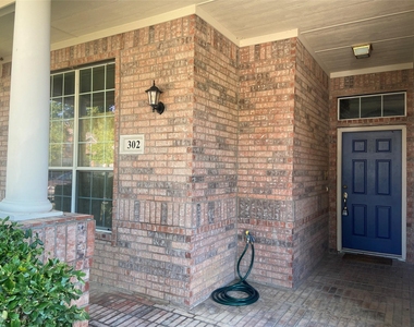 302 Crabapple Drive - Photo Thumbnail 2