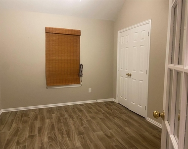 302 Crabapple Drive - Photo Thumbnail 17