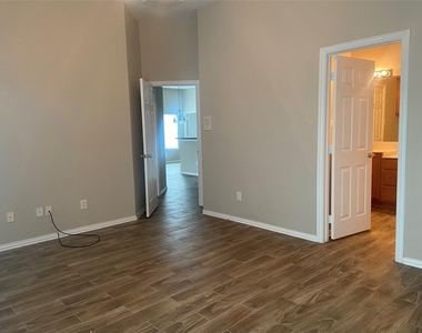 302 Crabapple Drive - Photo Thumbnail 12