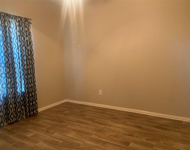 302 Crabapple Drive - Photo Thumbnail 20