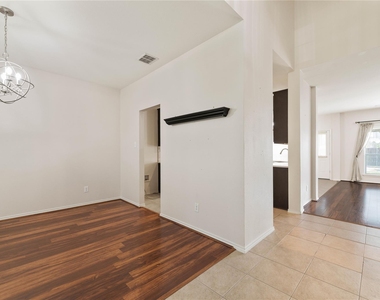 712 Twin Valley Drive - Photo Thumbnail 3