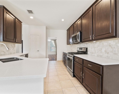 712 Twin Valley Drive - Photo Thumbnail 7
