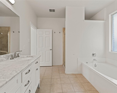 712 Twin Valley Drive - Photo Thumbnail 12