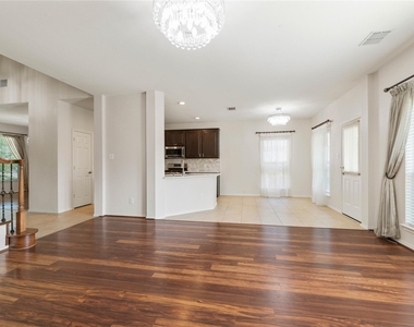 712 Twin Valley Drive - Photo Thumbnail 4