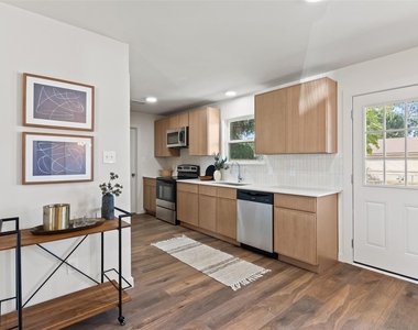 613 E Tyler Street - Photo Thumbnail 9
