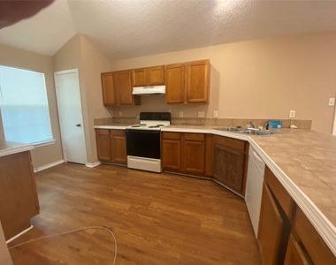 1307 Hortense Avenue - Photo Thumbnail 3