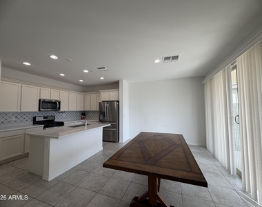 11623 W Parkway Lane - Photo Thumbnail 4