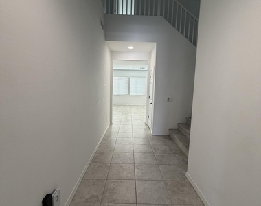 11623 W Parkway Lane - Photo Thumbnail 2