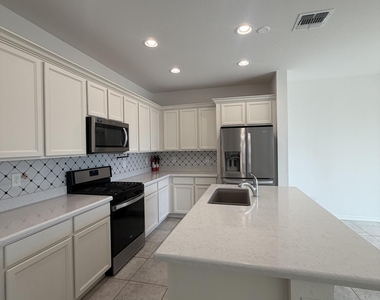 11623 W Parkway Lane - Photo Thumbnail 6
