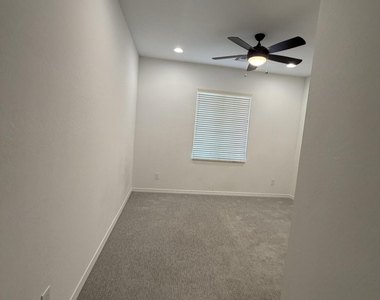 11623 W Parkway Lane - Photo Thumbnail 14