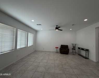 11623 W Parkway Lane - Photo Thumbnail 3