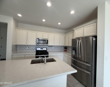 11623 W Parkway Lane - Photo Thumbnail 5
