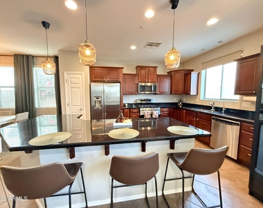 3272 E Meadowview Drive - Photo Thumbnail 2
