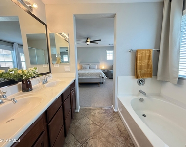 3272 E Meadowview Drive - Photo Thumbnail 16