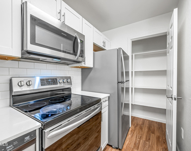 3065 N 67th Avenue - Photo Thumbnail 6