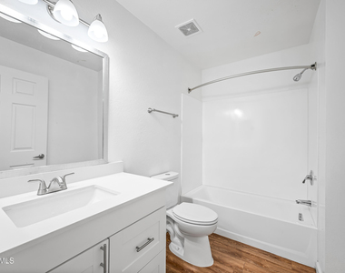 3065 N 67th Avenue - Photo Thumbnail 9