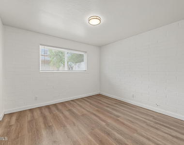 704 W 11th Street - Photo Thumbnail 9