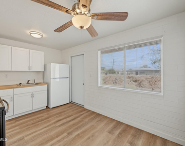 704 W 11th Street - Photo Thumbnail 6
