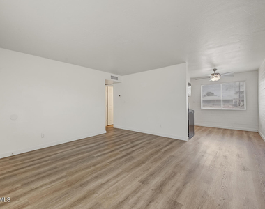 704 W 11th Street - Photo Thumbnail 5