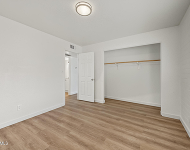 704 W 11th Street - Photo Thumbnail 10