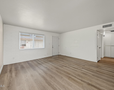 704 W 11th Street - Photo Thumbnail 3