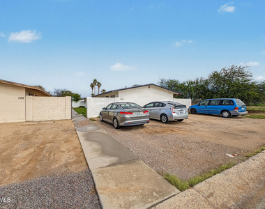 704 W 11th Street - Photo Thumbnail 16