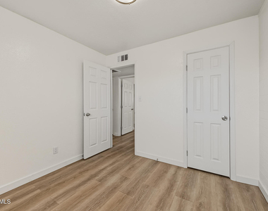 704 W 11th Street - Photo Thumbnail 13