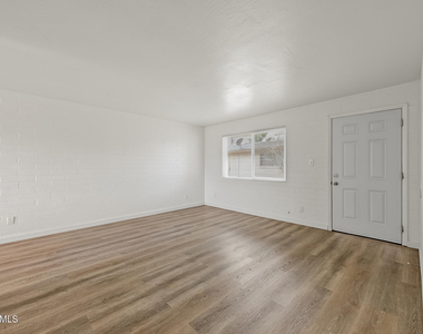 704 W 11th Street - Photo Thumbnail 2