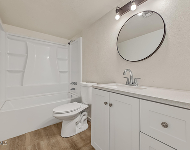 704 W 11th Street - Photo Thumbnail 11
