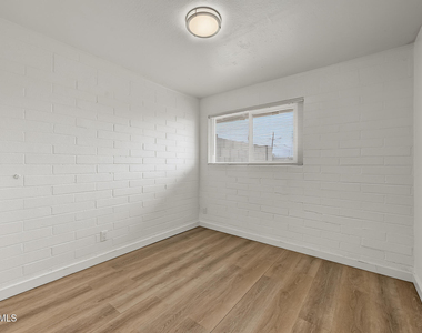 704 W 11th Street - Photo Thumbnail 12