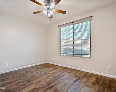 18433 W Sunnyslope Lane - Photo Thumbnail 3