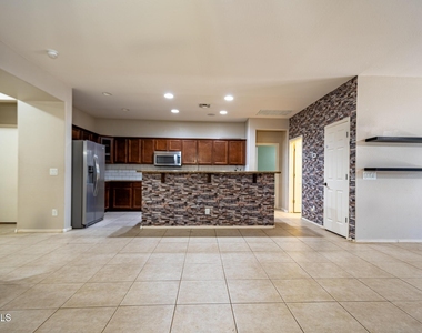 18433 W Sunnyslope Lane - Photo Thumbnail 6