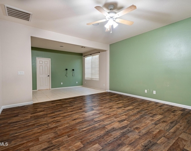 18433 W Sunnyslope Lane - Photo Thumbnail 11