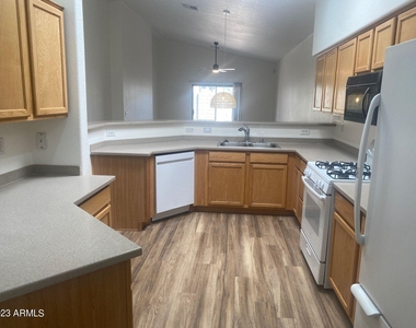 622 W Colt Road - Photo Thumbnail 7