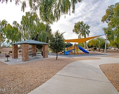 431 W Wildhorse Drive - Photo Thumbnail 14