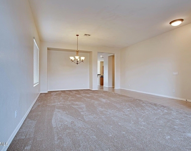 431 W Wildhorse Drive - Photo Thumbnail 3