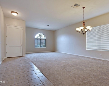 431 W Wildhorse Drive - Photo Thumbnail 2