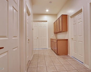431 W Wildhorse Drive - Photo Thumbnail 10