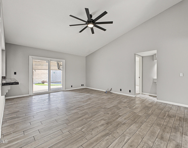 915 W Diamond Drive - Photo Thumbnail 9