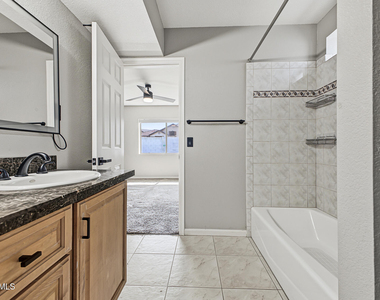 915 W Diamond Drive - Photo Thumbnail 18