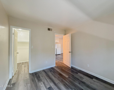 1703 W Mountain View Road - Photo Thumbnail 7