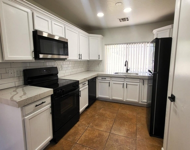 2032 E Catclaw Street - Photo Thumbnail 4