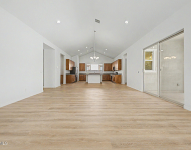20523 W Rosewood Lane - Photo Thumbnail 7