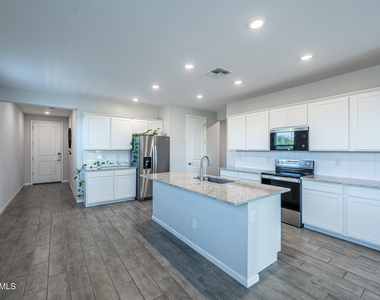 18271 W Paraiso Drive - Photo Thumbnail 4